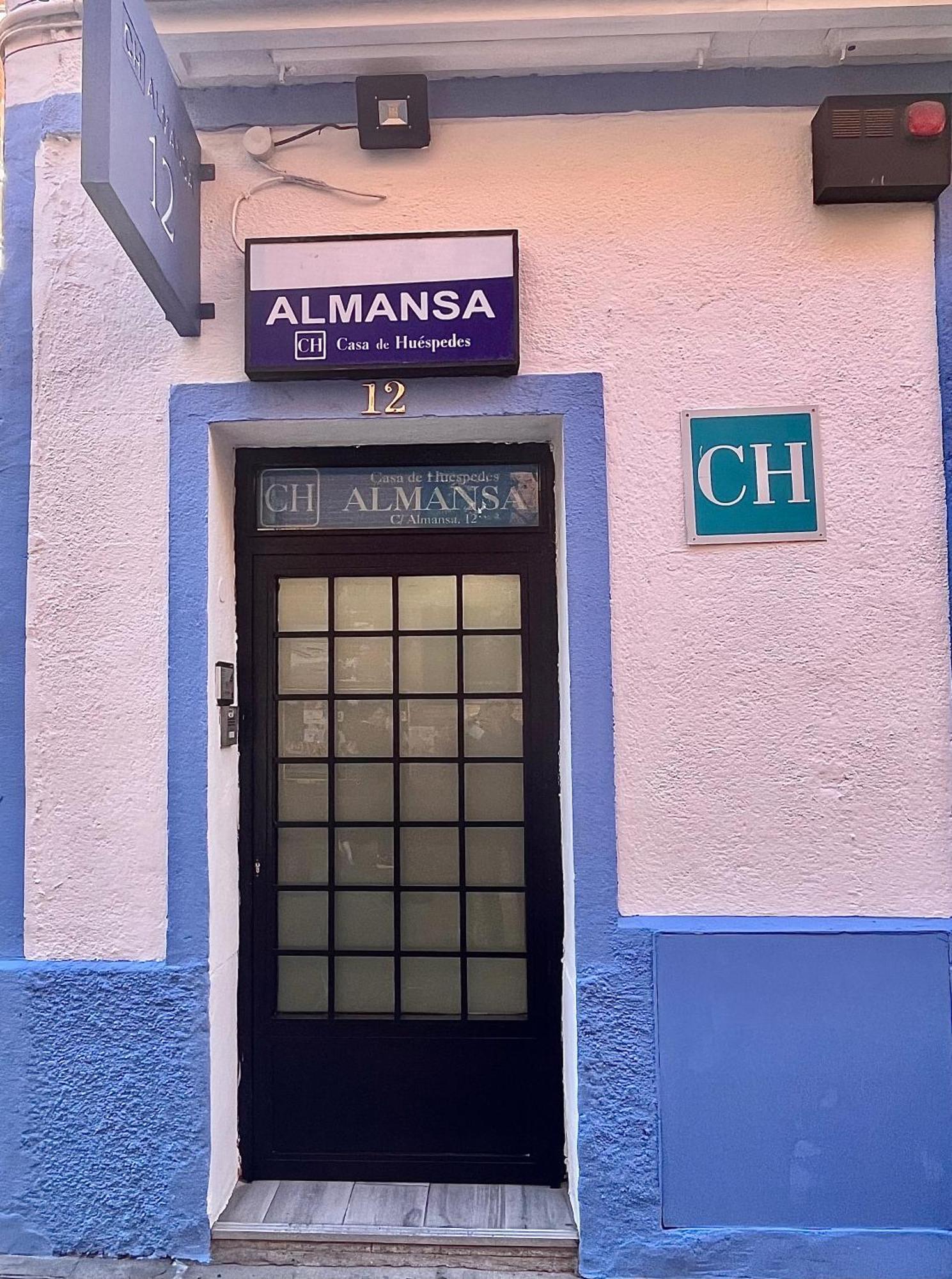 Отель Casa De Huespedes Almansa Мадрид Экстерьер фото